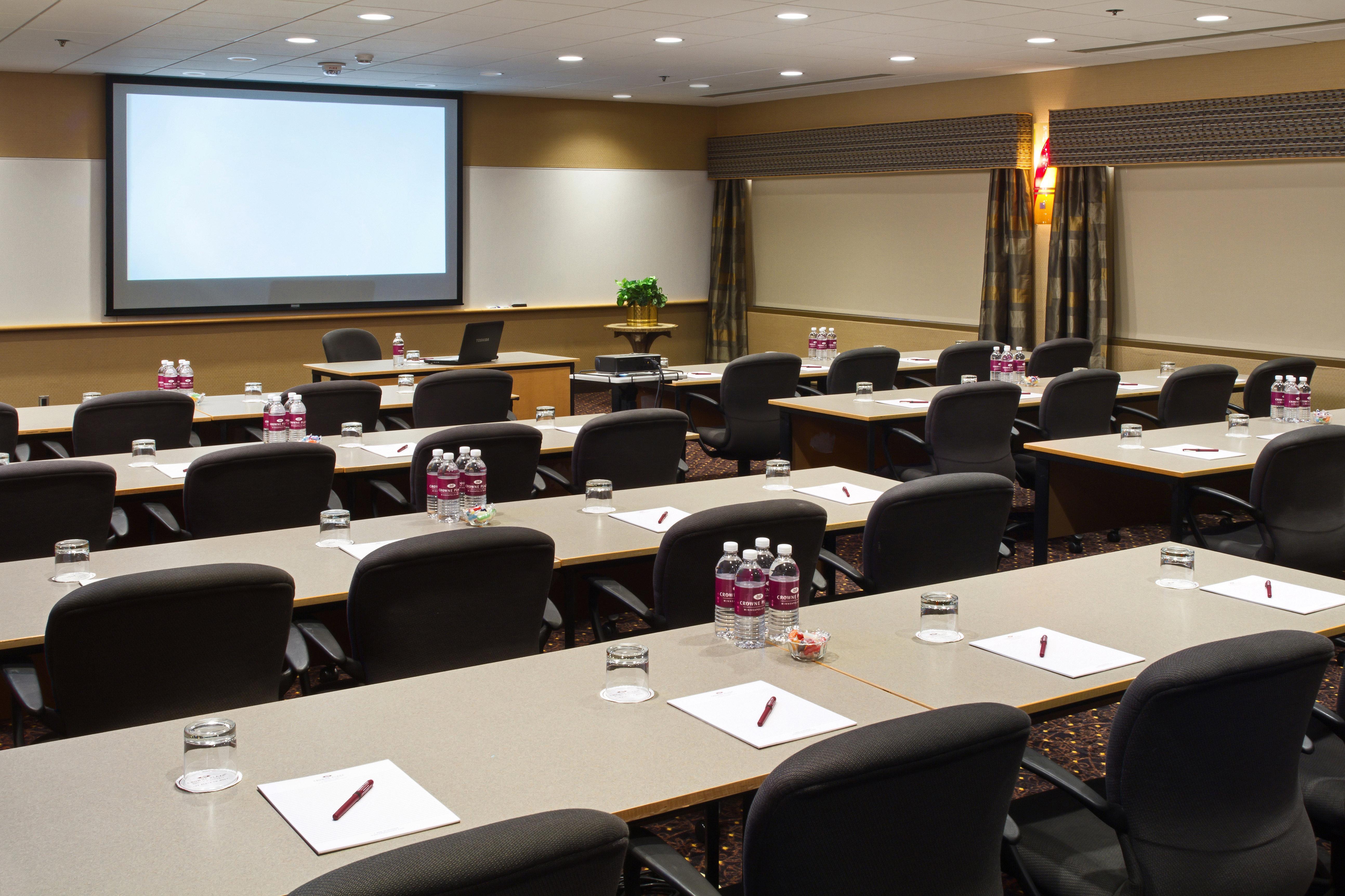 Crowne Plaza Minneapolis West By Ihg Plymouth Business photo