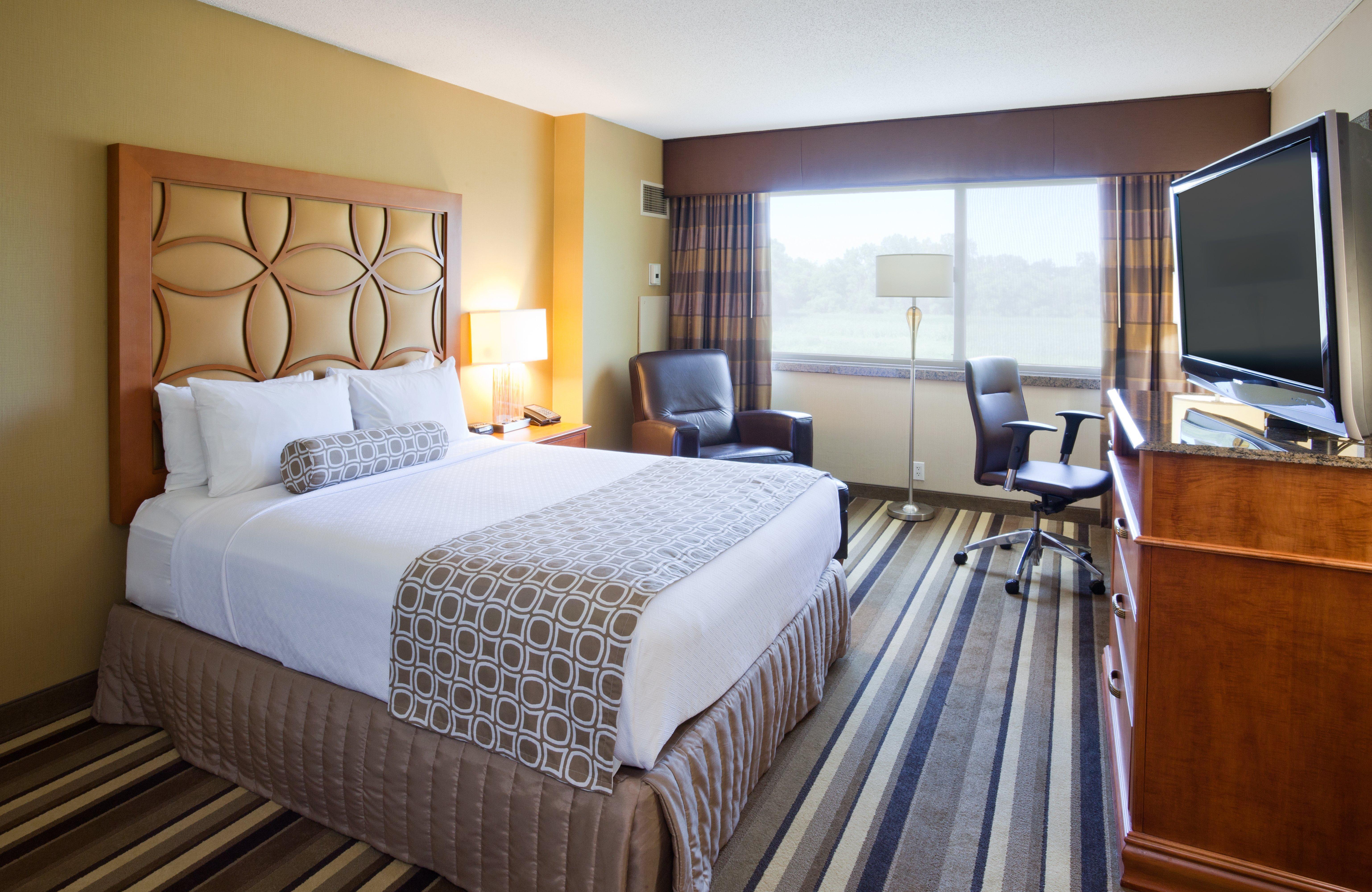 Crowne Plaza Minneapolis West By Ihg Plymouth Exterior photo