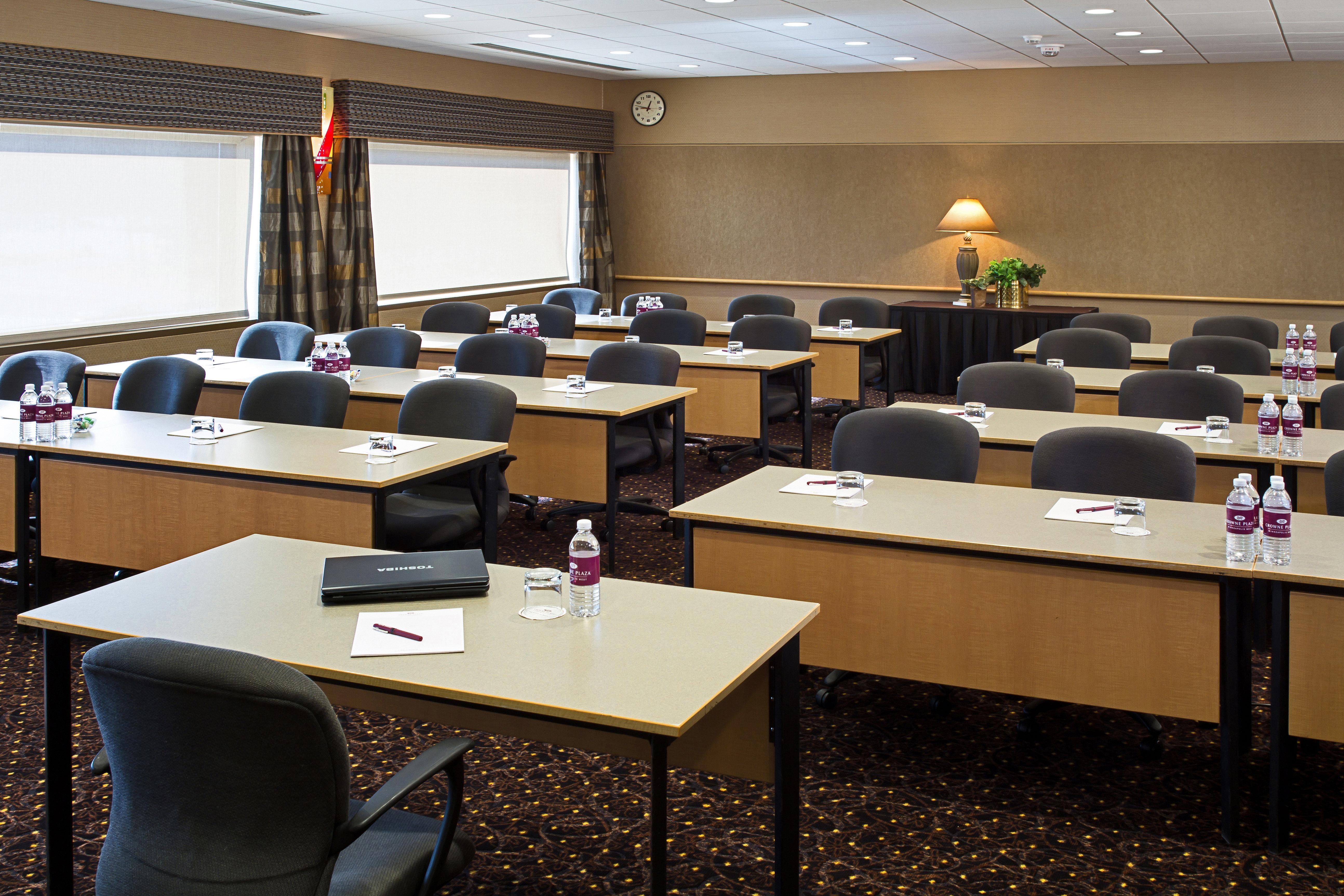 Crowne Plaza Minneapolis West By Ihg Plymouth Exterior photo