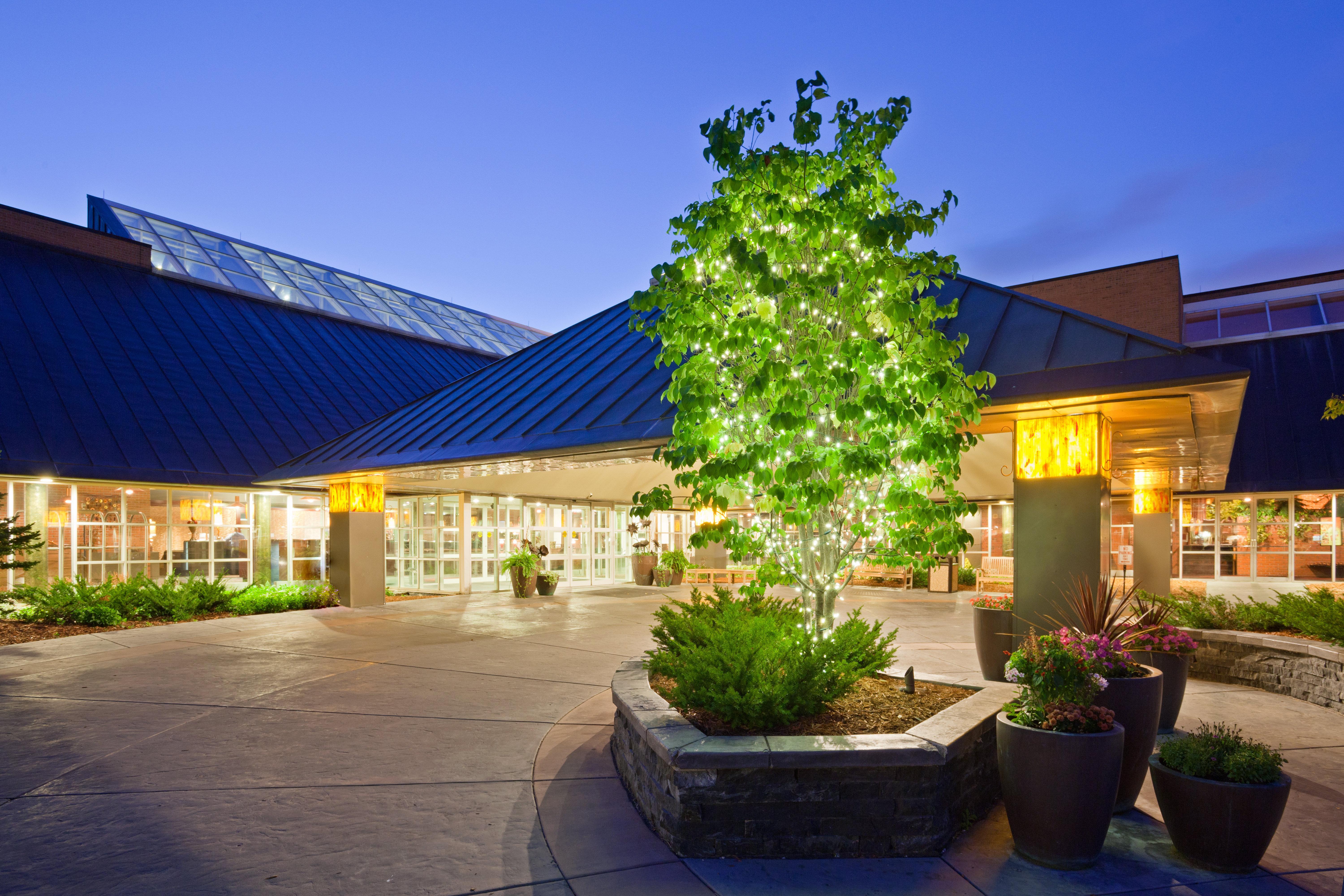 Crowne Plaza Minneapolis West By Ihg Plymouth Exterior photo