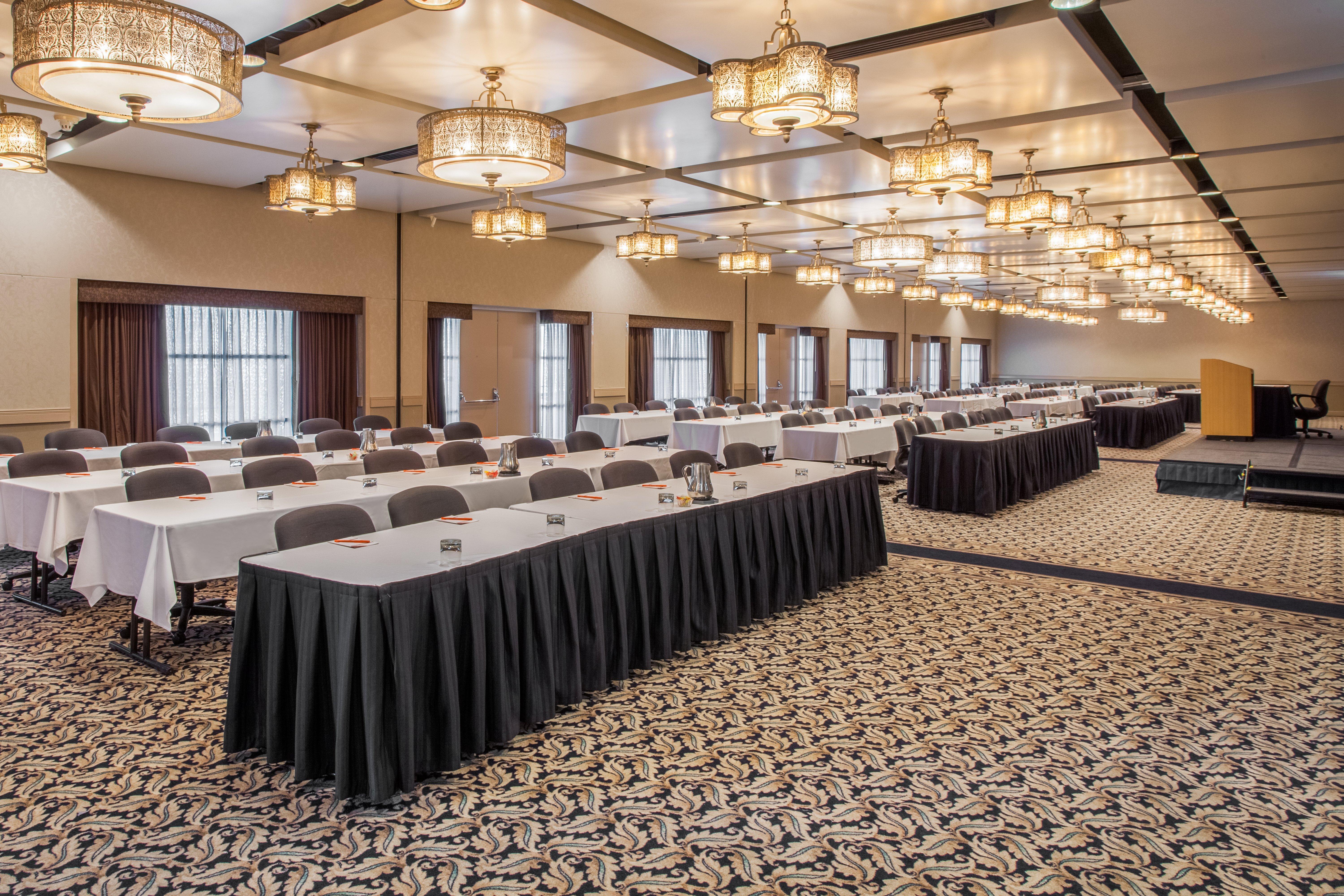 Crowne Plaza Minneapolis West By Ihg Plymouth Exterior photo
