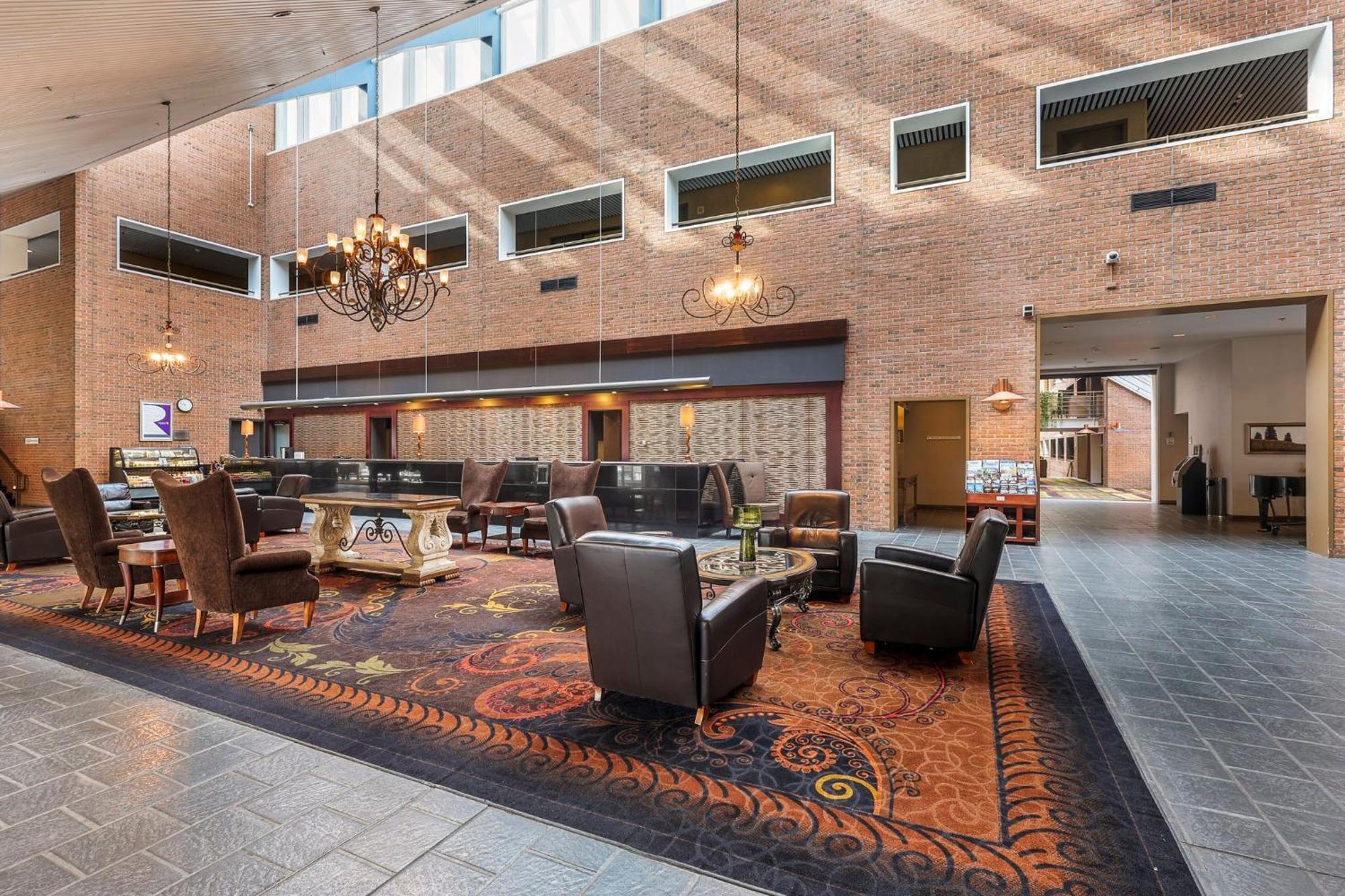Crowne Plaza Minneapolis West By Ihg Plymouth Exterior photo
